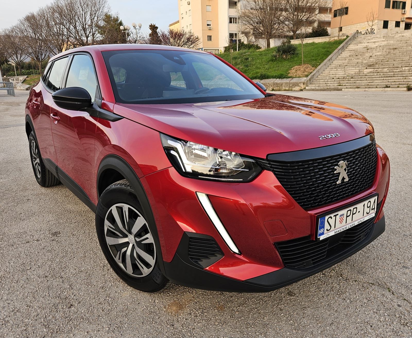 PEUGEOT 2008 1,2 TURBO • SAMO 18.000 KM • DOSLOVNO NOV AUTOMOBIL, fotografija 2
