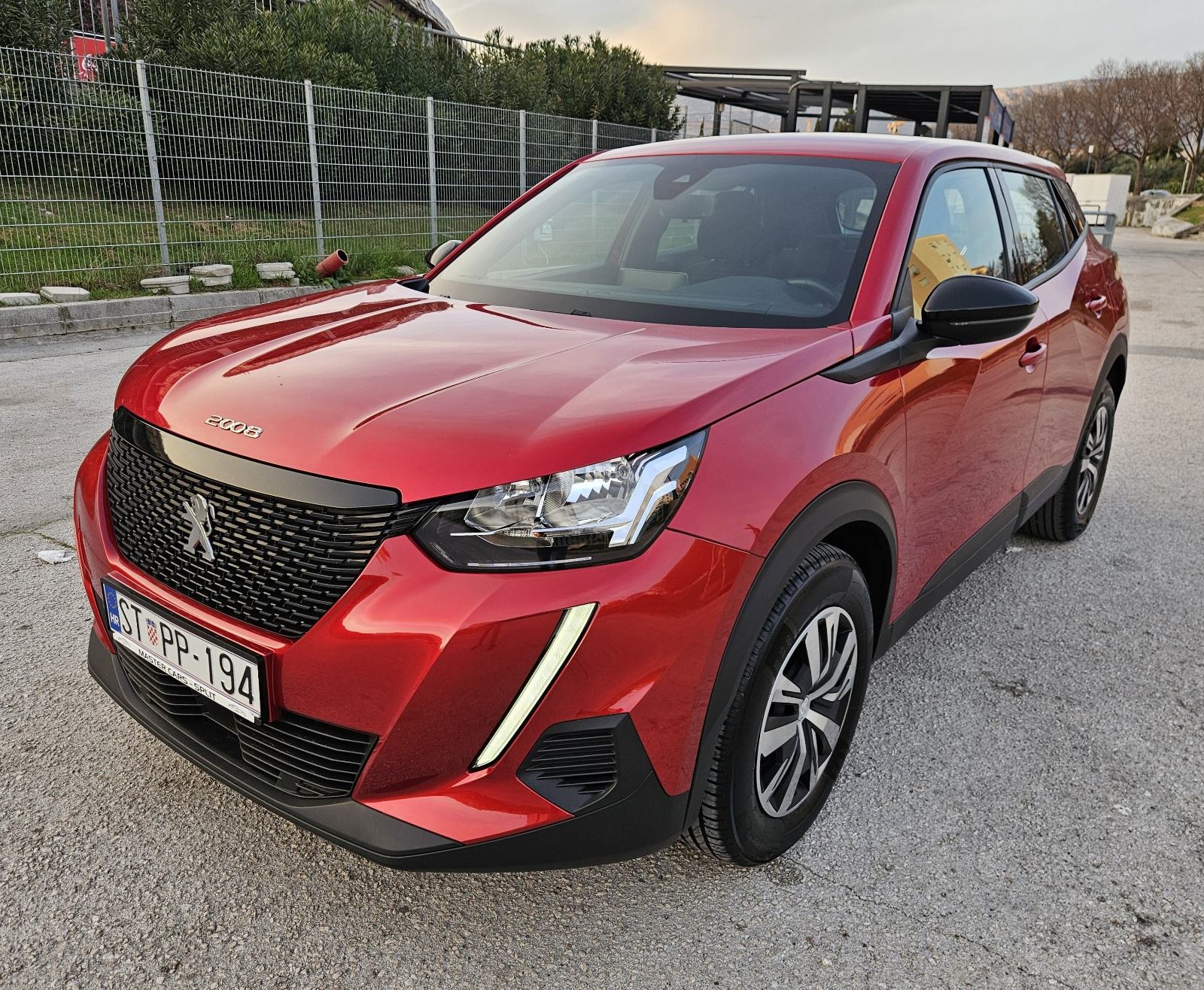 PEUGEOT 2008 1,2 TURBO • SAMO 18.000 KM • DOSLOVNO NOV AUTOMOBIL, fotografija 5