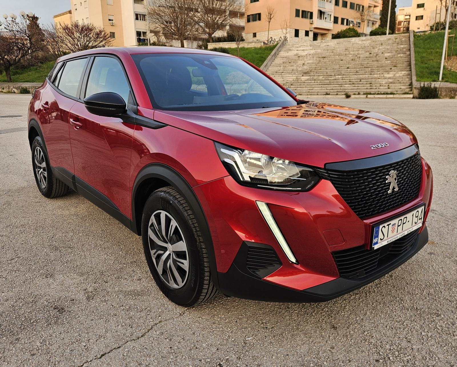 PEUGEOT 2008 1,2 TURBO • SAMO 18.000 KM • DOSLOVNO NOV AUTOMOBIL, fotografija 7