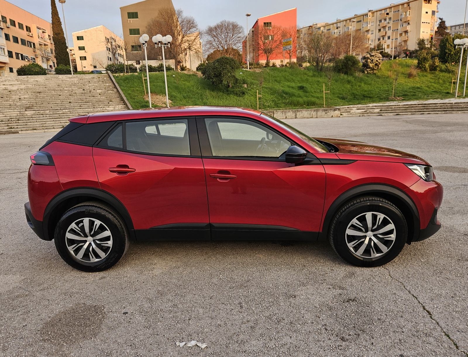 PEUGEOT 2008 1,2 TURBO • SAMO 18.000 KM • DOSLOVNO NOV AUTOMOBIL, fotografija 8