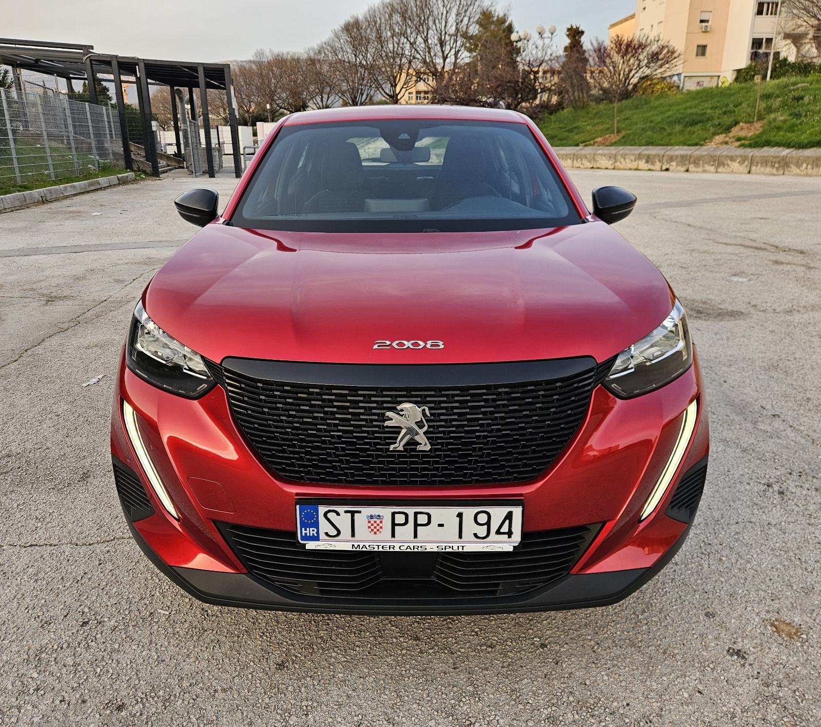 PEUGEOT 2008 1,2 TURBO • SAMO 18.000 KM • DOSLOVNO NOV AUTOMOBIL, fotografija 6