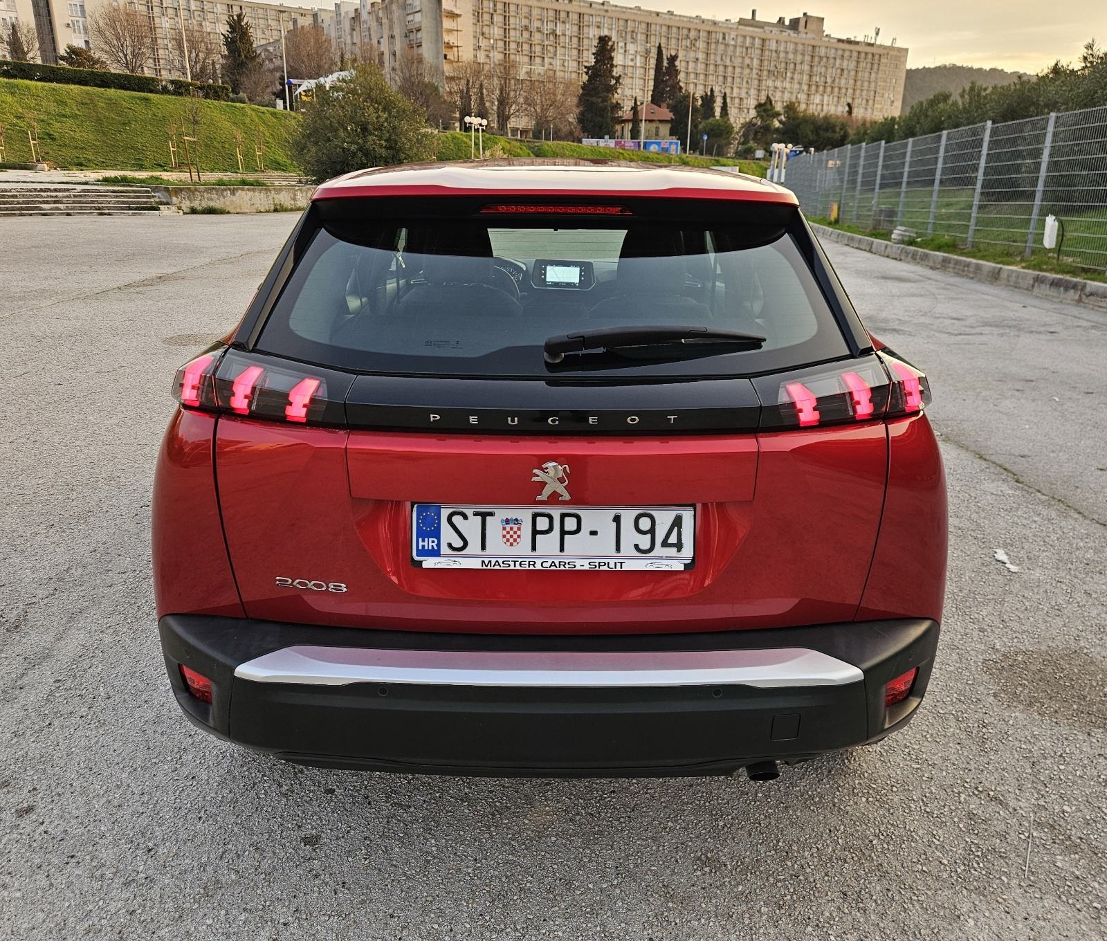 PEUGEOT 2008 1,2 TURBO • SAMO 18.000 KM • DOSLOVNO NOV AUTOMOBIL, fotografija 10