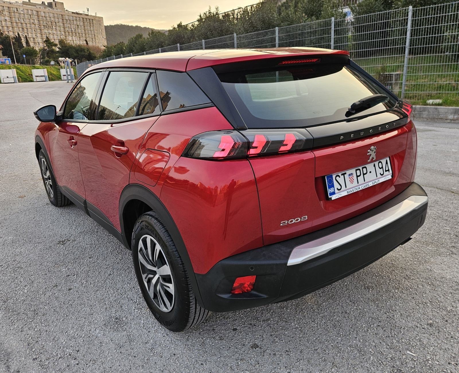 PEUGEOT 2008 1,2 TURBO • SAMO 18.000 KM • DOSLOVNO NOV AUTOMOBIL, fotografija 11