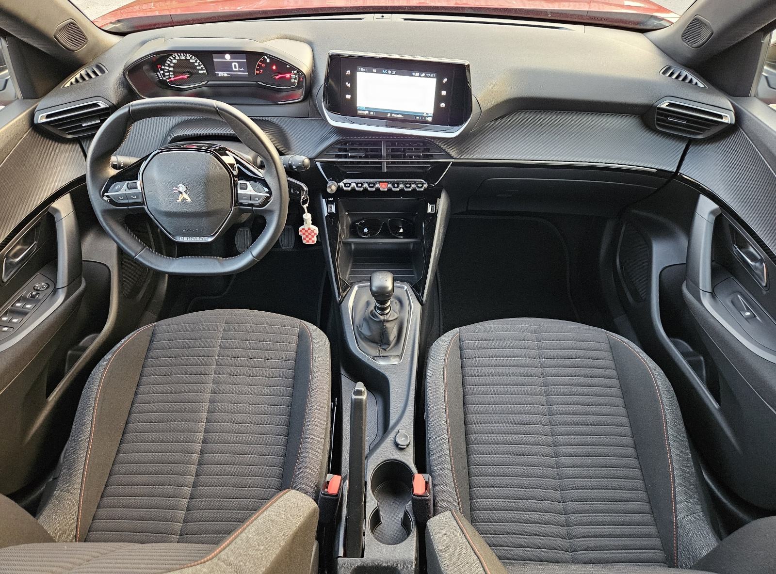 PEUGEOT 2008 1,2 TURBO • SAMO 18.000 KM • DOSLOVNO NOV AUTOMOBIL, fotografija 13