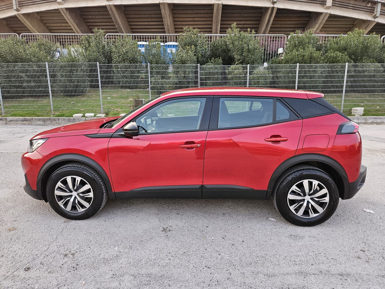 PEUGEOT 2008 1,2 TURBO • SAMO 18.000 KM • DOSLOVNO NOV AUTOMOBIL, fotografija 12
