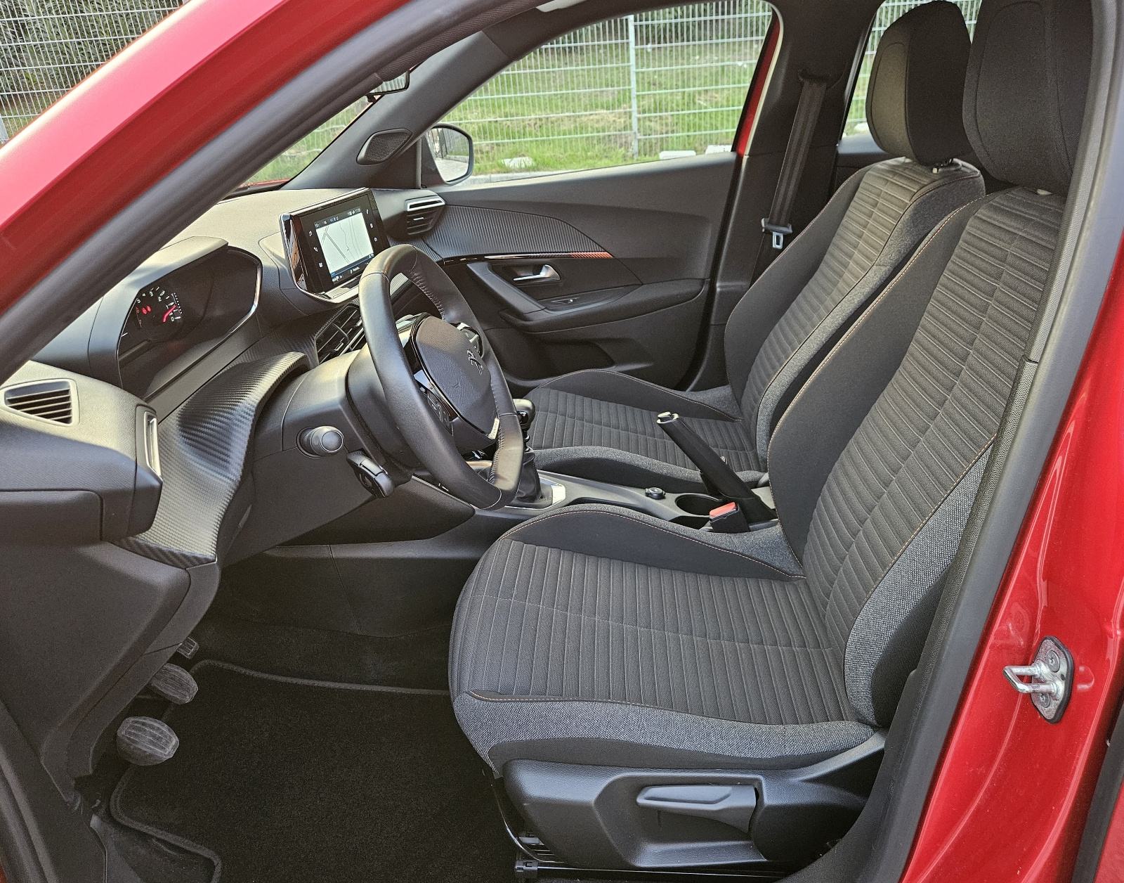 PEUGEOT 2008 1,2 TURBO • SAMO 18.000 KM • DOSLOVNO NOV AUTOMOBIL, fotografija 18
