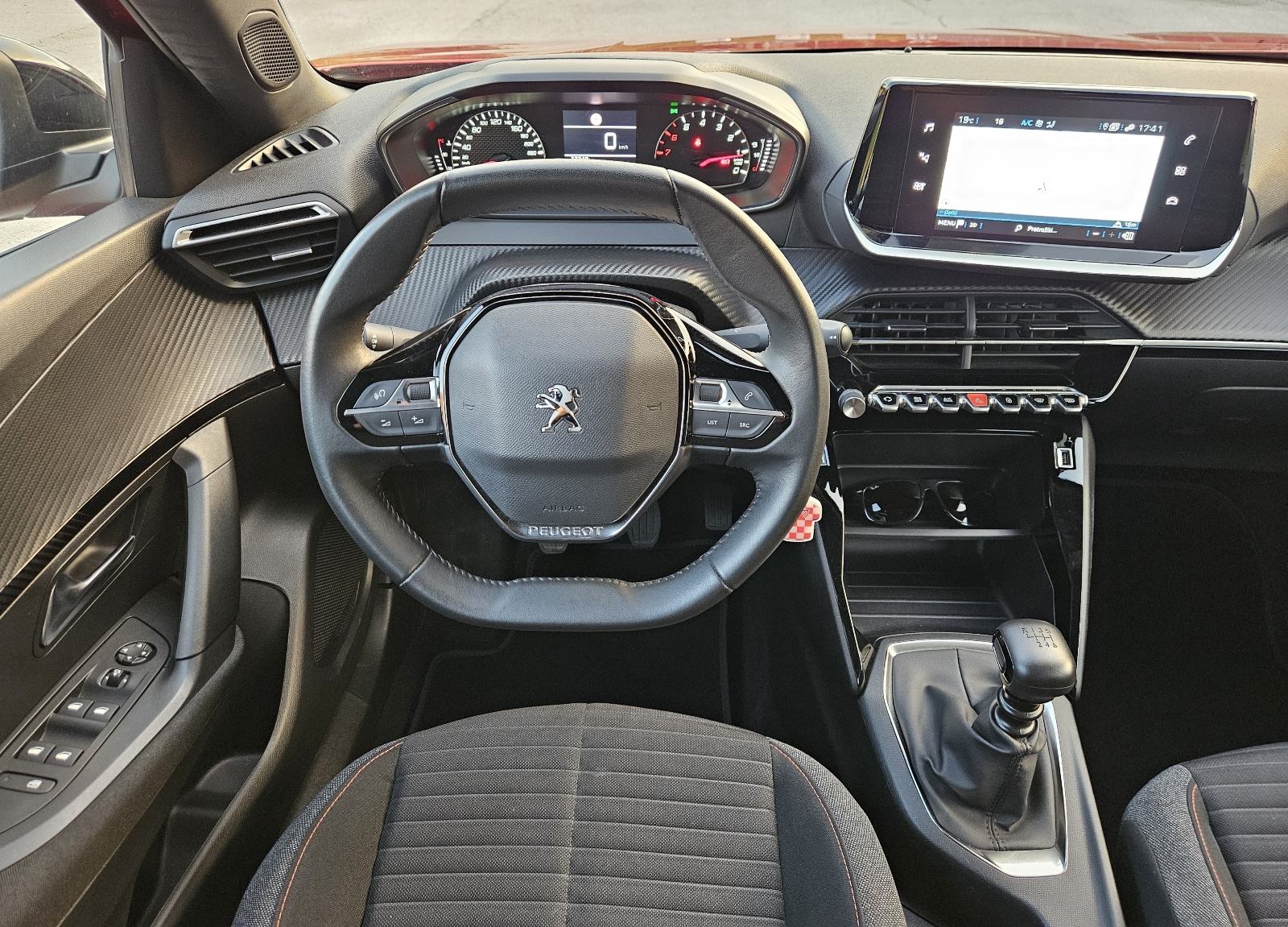 PEUGEOT 2008 1,2 TURBO • SAMO 18.000 KM • DOSLOVNO NOV AUTOMOBIL, fotografija 19