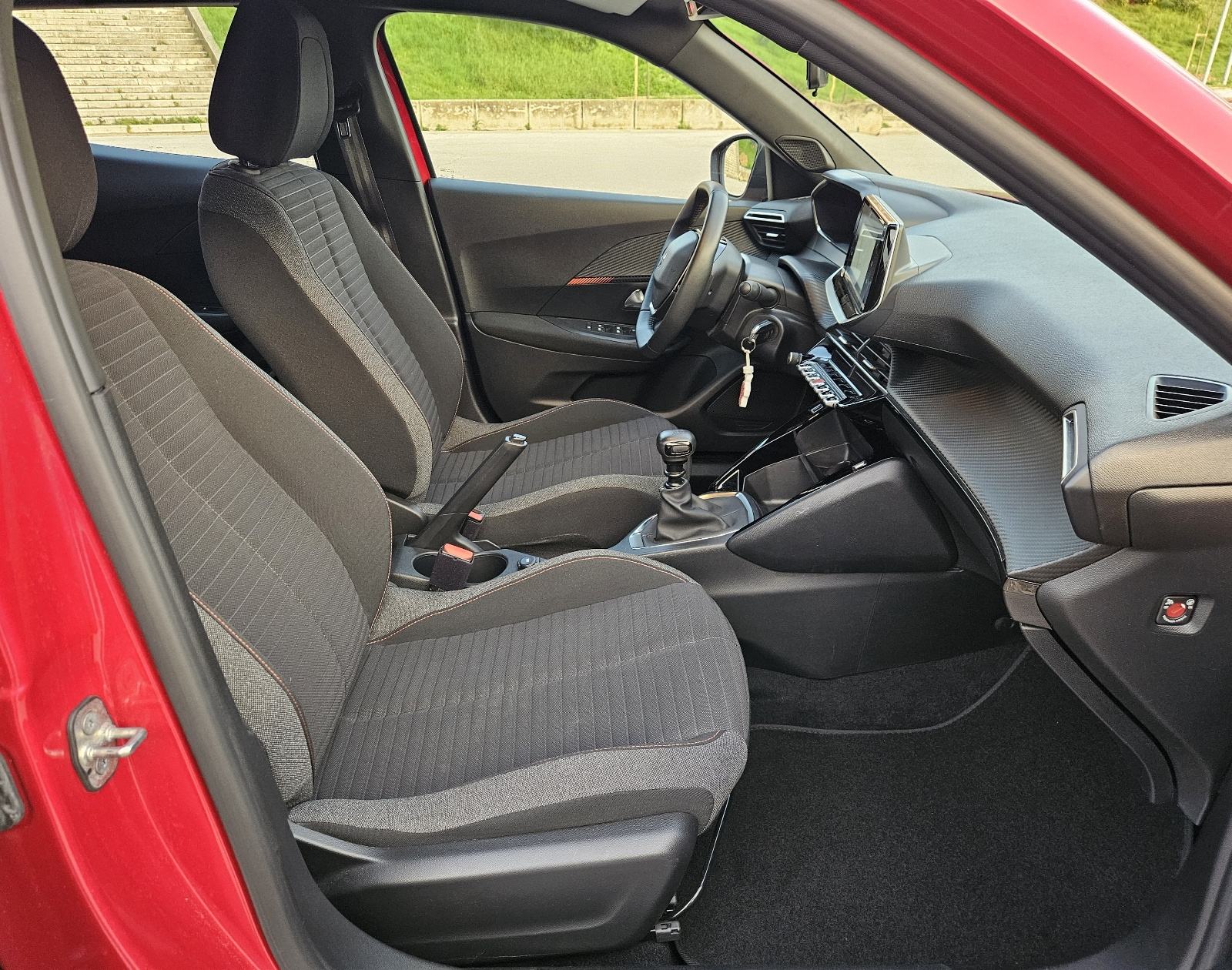PEUGEOT 2008 1,2 TURBO • SAMO 18.000 KM • DOSLOVNO NOV AUTOMOBIL, fotografija 15
