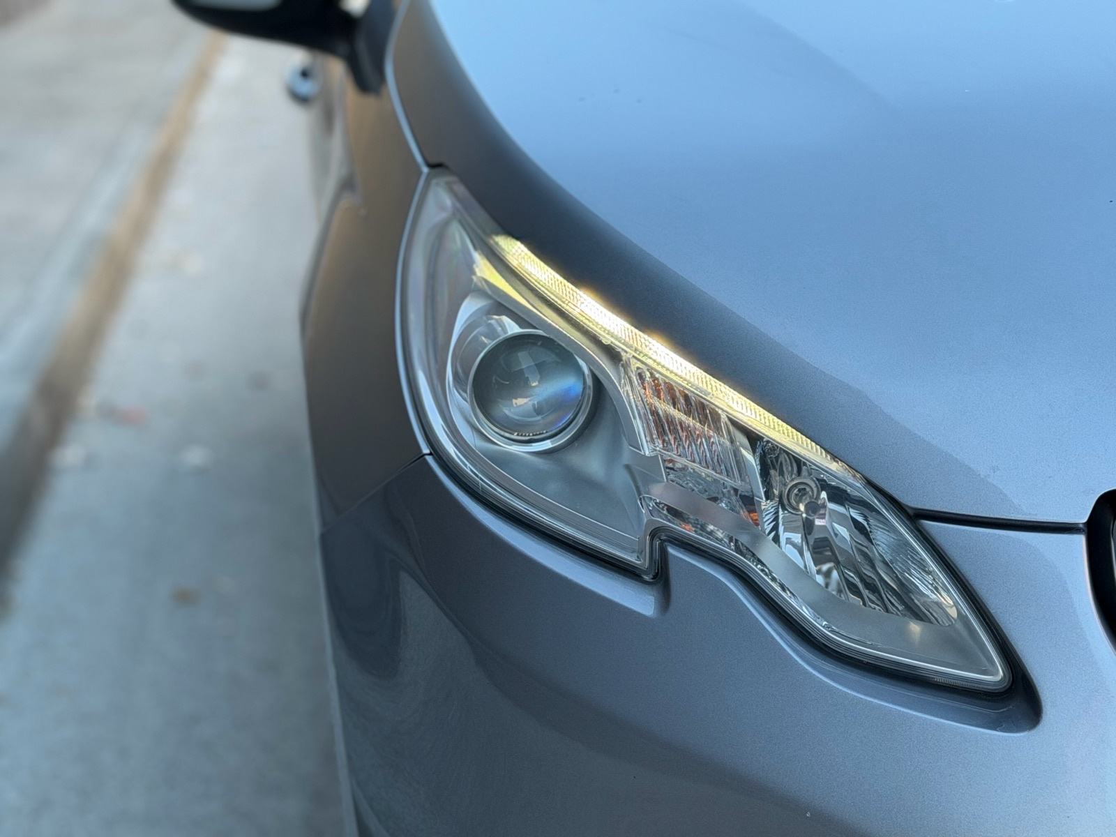 Peugeot 2008 1,2-VELIKI SERVIS-KLIMA-SERVISNA-GRIJANJE SJEDALA, fotografija 6