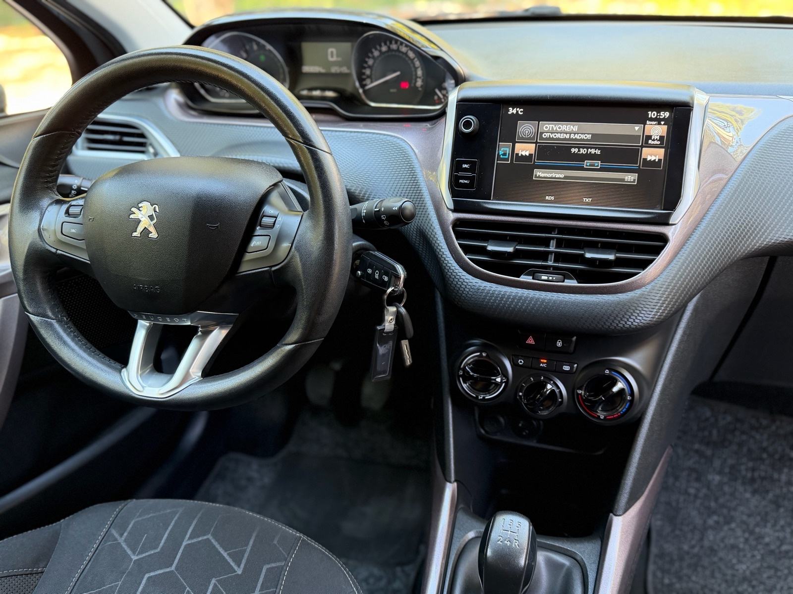 Peugeot 2008 1,2-VELIKI SERVIS-KLIMA-SERVISNA-GRIJANJE SJEDALA, fotografija 11