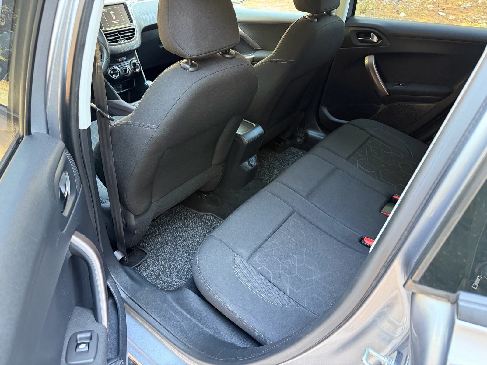 Peugeot 2008 1,2-VELIKI SERVIS-KLIMA-SERVISNA-GRIJANJE SJEDALA, fotografija 14