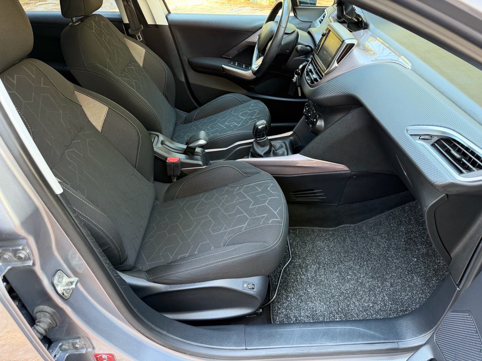 Peugeot 2008 1,2-VELIKI SERVIS-KLIMA-SERVISNA-GRIJANJE SJEDALA, fotografija 13