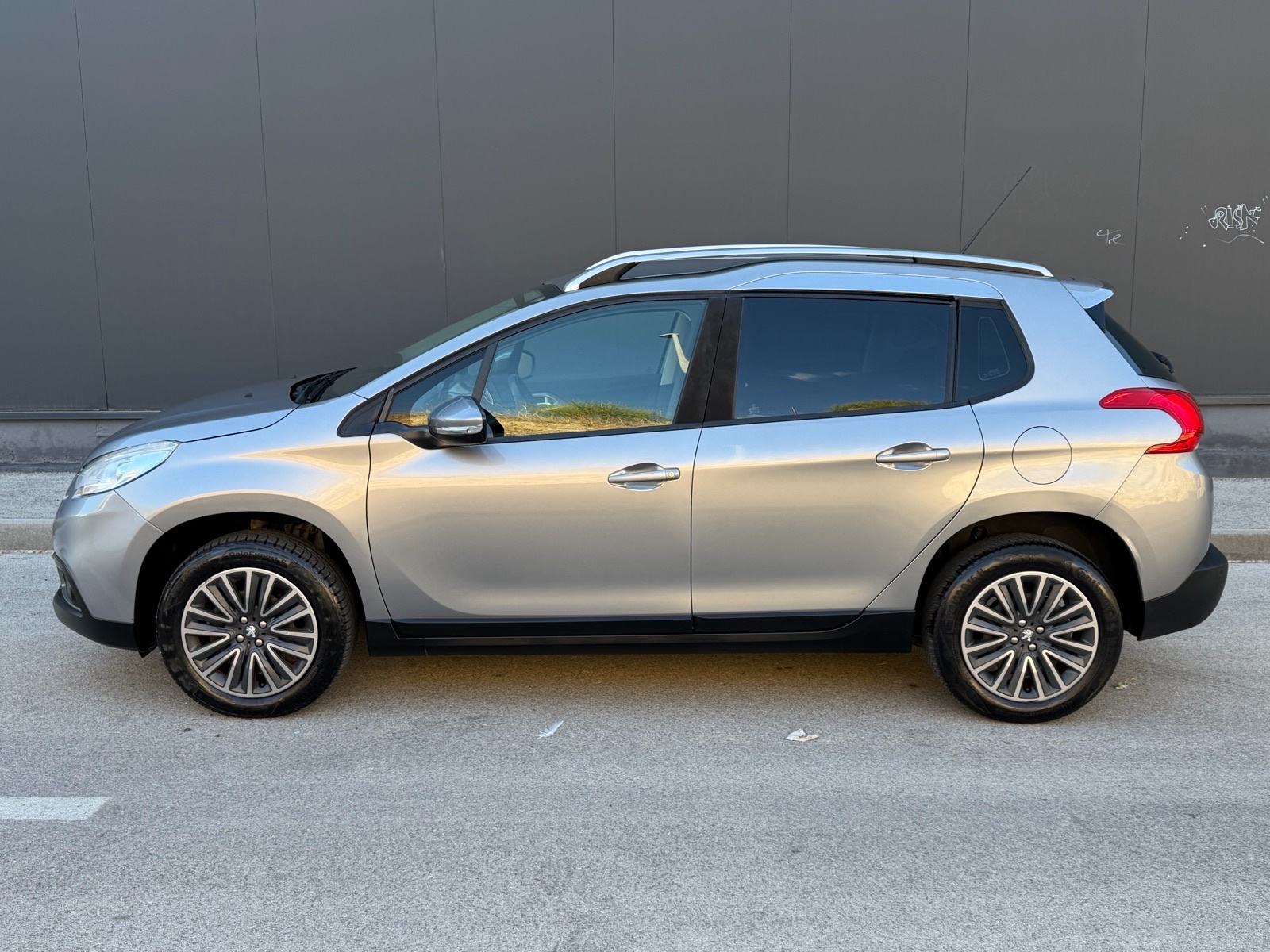 Peugeot 2008 1,2-VELIKI SERVIS-KLIMA-SERVISNA-GRIJANJE SJEDALA, fotografija 2