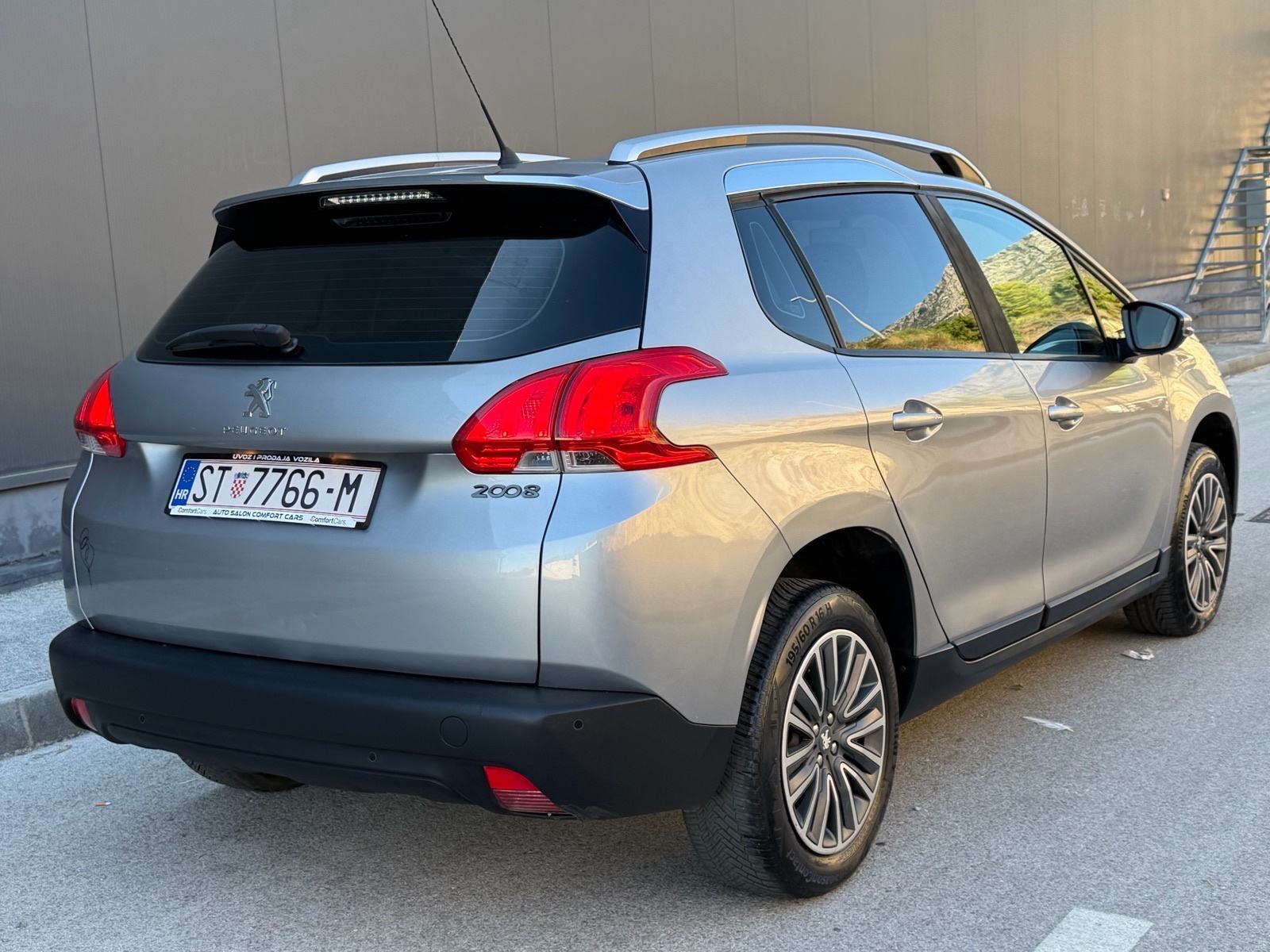 Peugeot 2008 1,2-VELIKI SERVIS-KLIMA-SERVISNA-GRIJANJE SJEDALA, fotografija 4