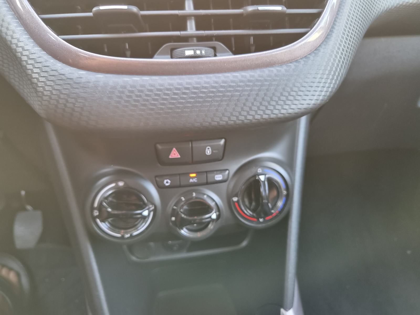 Peugeot 2008 1,2 VTi, fotografija 11