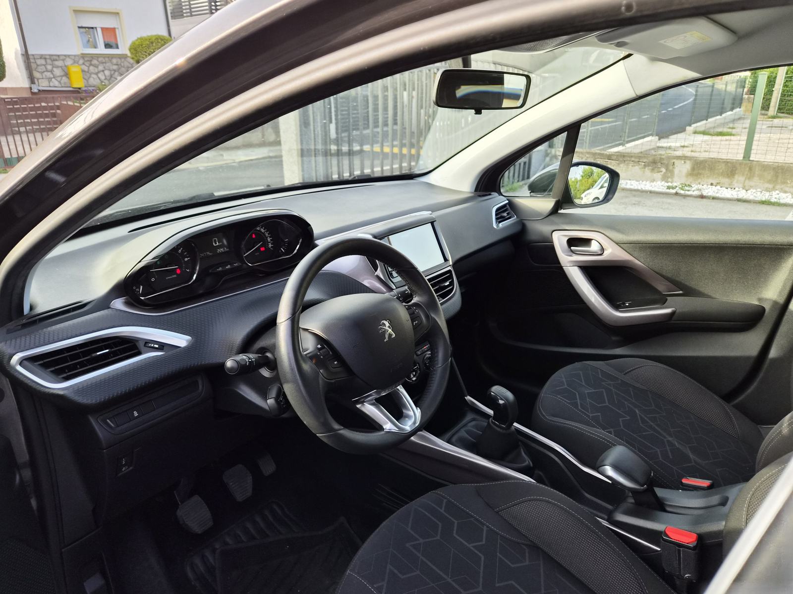 Peugeot 2008 1,2 VTi, fotografija 12