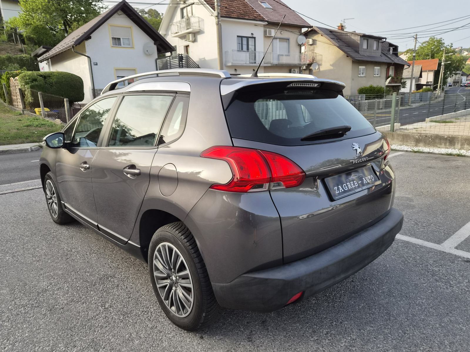 Peugeot 2008 1,2 VTi, fotografija 3
