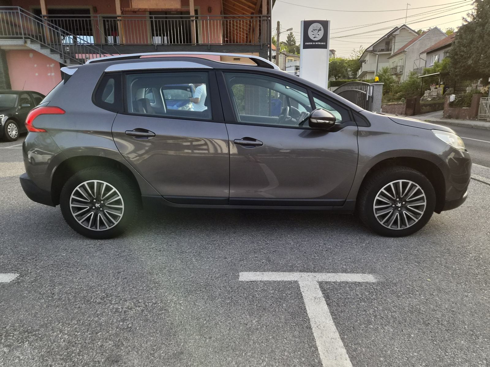 Peugeot 2008 1,2 VTi, fotografija 6