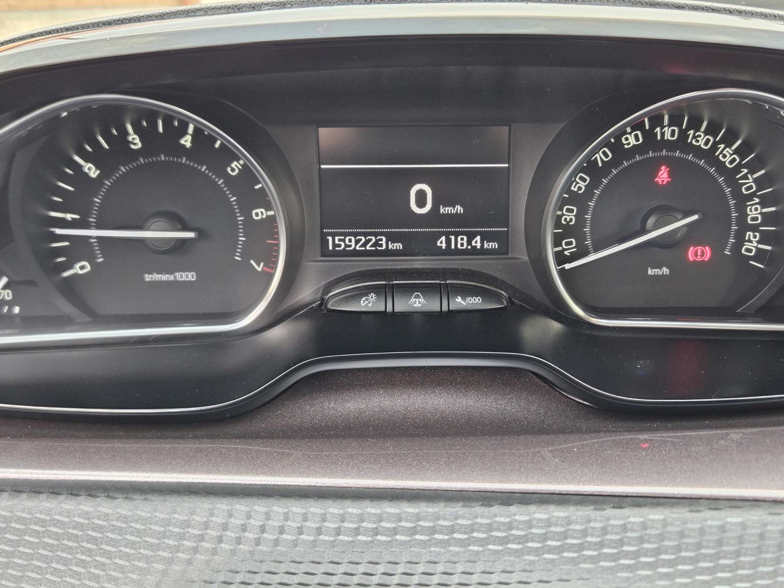 Peugeot 2008 1.2 benzin – praktičan, pregledan, nove gume, reg. 2/2027, fotografija 7