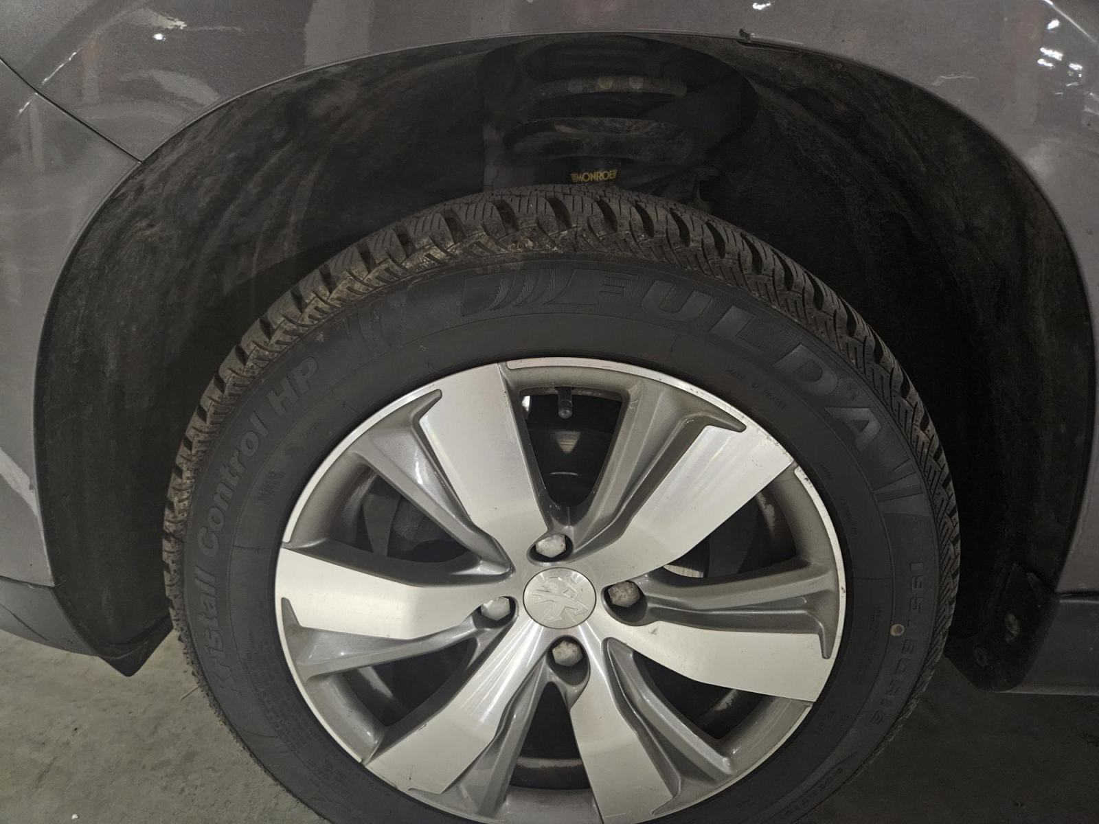 Peugeot 2008 1.2 benzin – praktičan, pregledan, nove gume, reg. 2/2027, fotografija 11