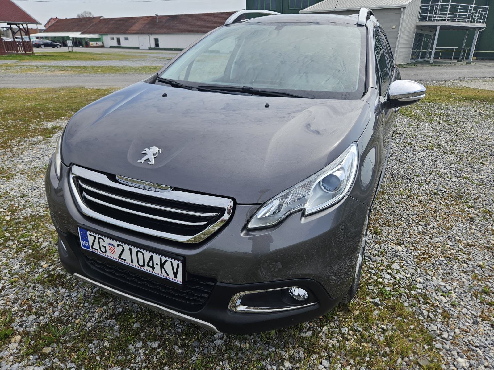 Peugeot 2008 1.2 benzin – praktičan, pregledan, nove gume, reg. 2/2027, fotografija 6