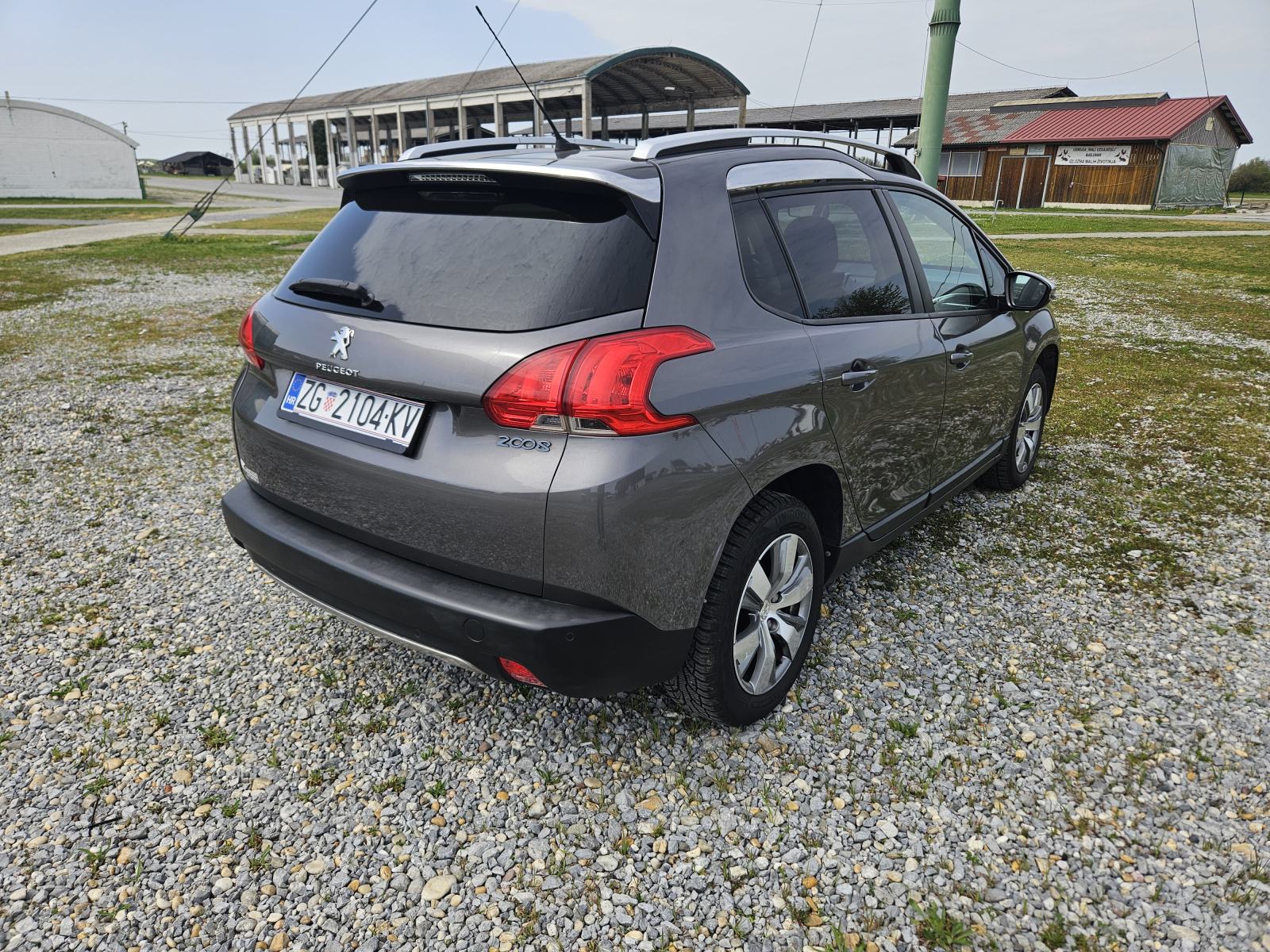 Peugeot 2008 1.2 benzin – praktičan, pregledan, nove gume, reg. 2/2027, fotografija 4