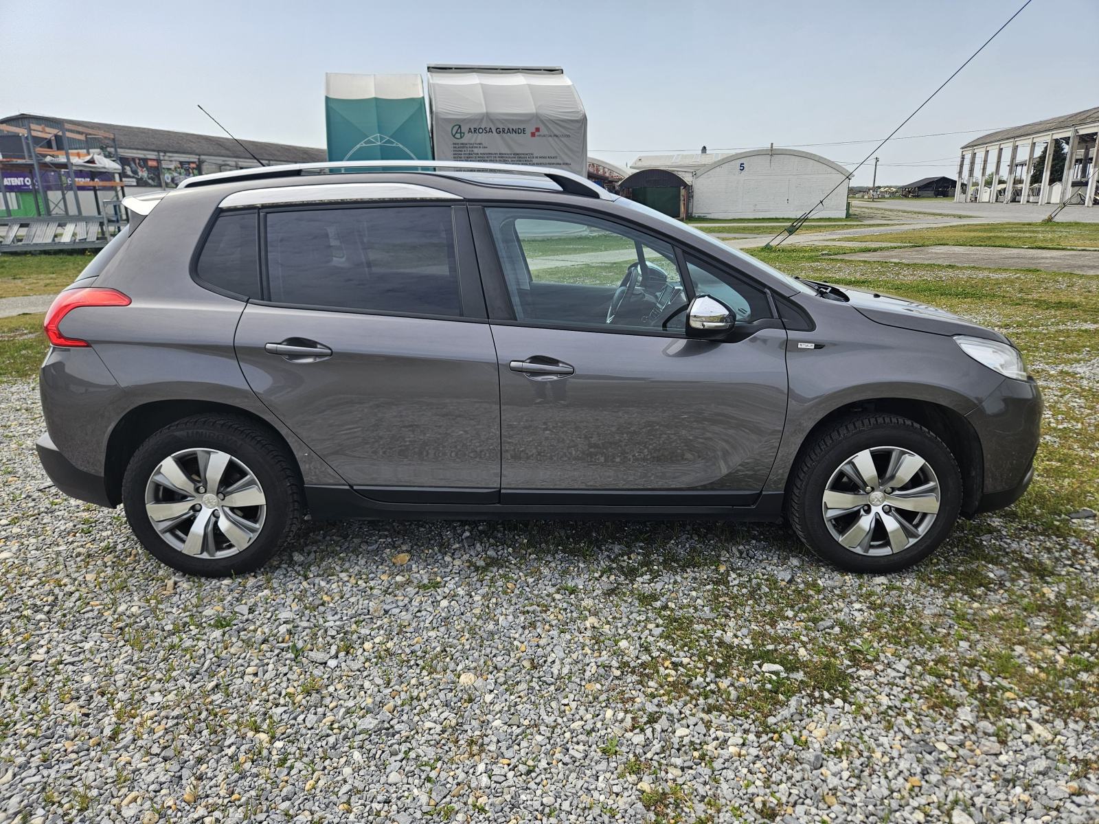 Peugeot 2008 1.2 benzin – praktičan, pregledan, nove gume, reg. 2/2027, fotografija 2