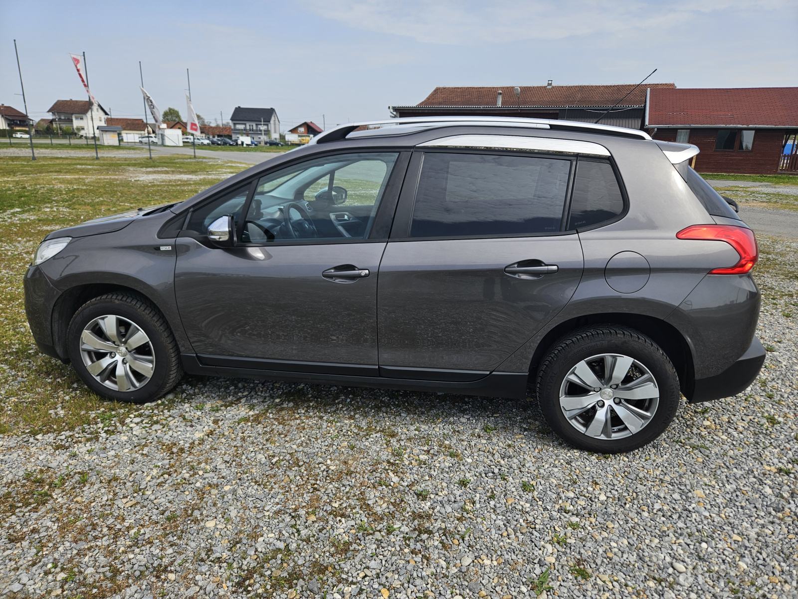 Peugeot 2008 1.2 benzin – praktičan, pregledan, nove gume, reg. 2/2027, fotografija 3