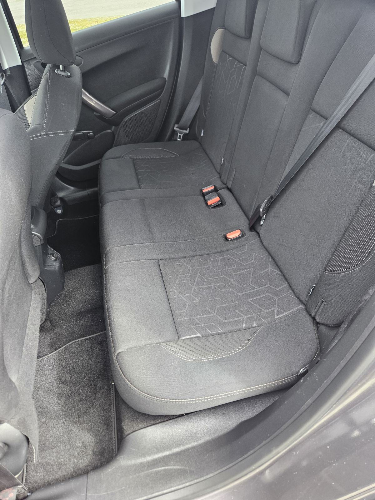 Peugeot 2008 1.2 benzin – praktičan, pregledan, nove gume, reg. 2/2027, fotografija 9