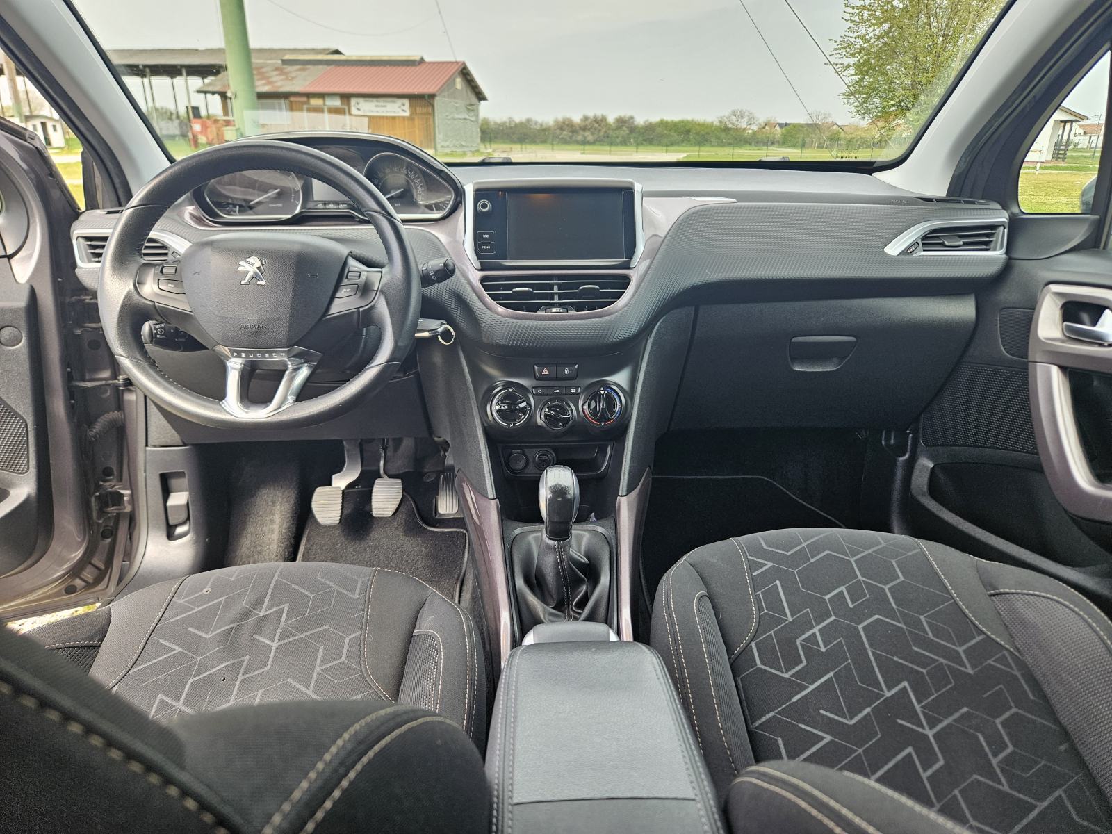 Peugeot 2008 1.2 benzin – praktičan, pregledan, nove gume, reg. 2/2027, fotografija 8