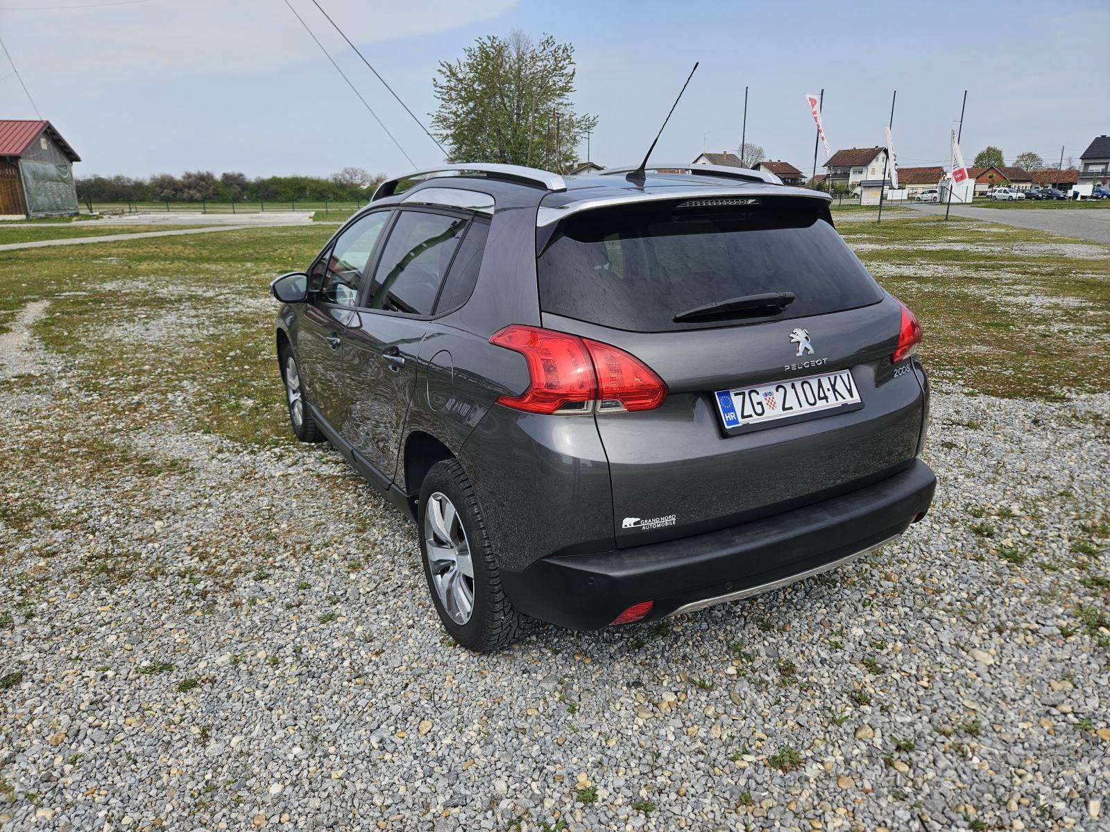 Peugeot 2008 1.2 benzin – praktičan, pregledan, nove gume, reg. 2/2027, fotografija 5