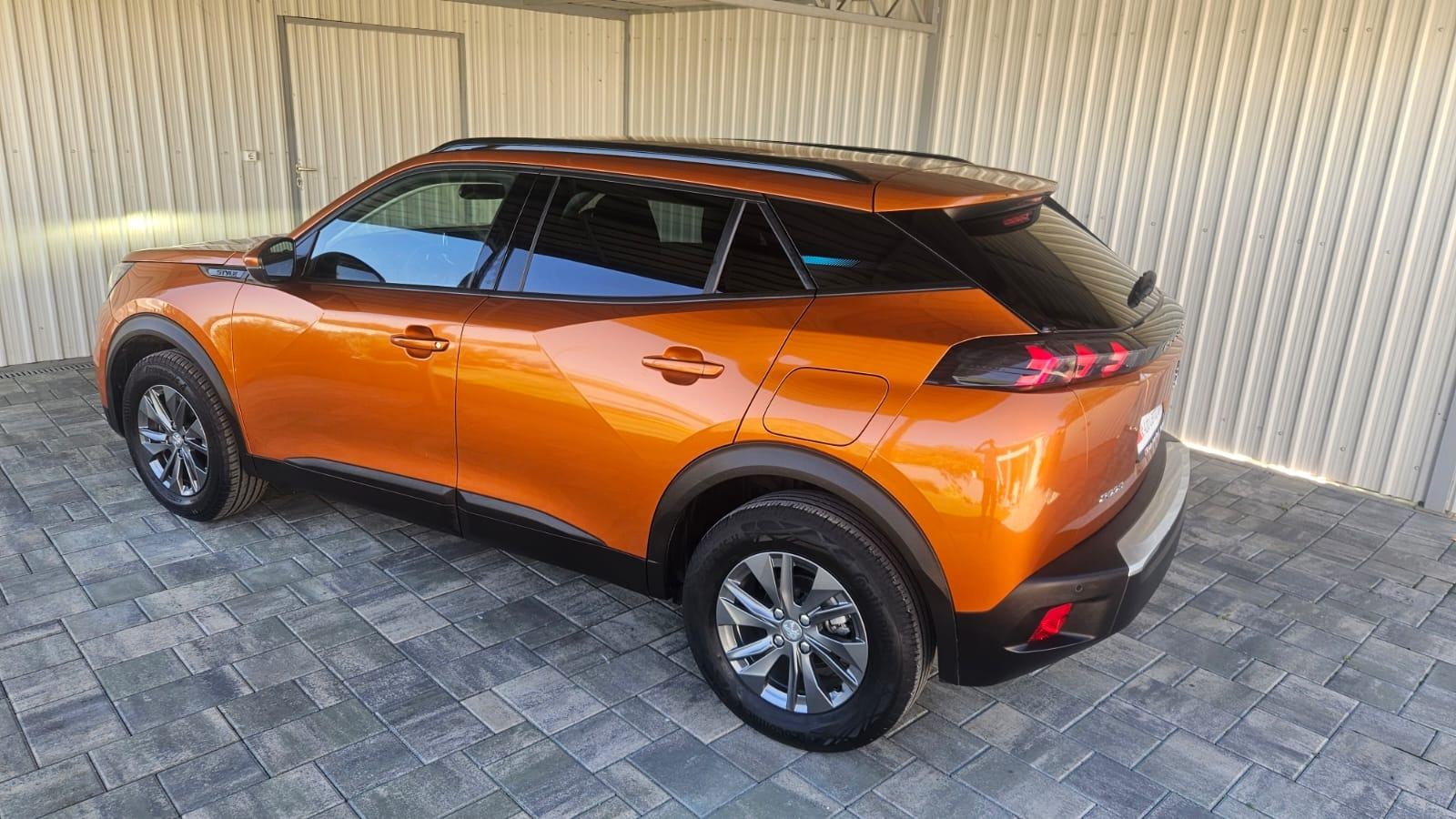 Peugeot 2008 1,2i kamera,navi,veliki servis..Leasing, fotografija 4