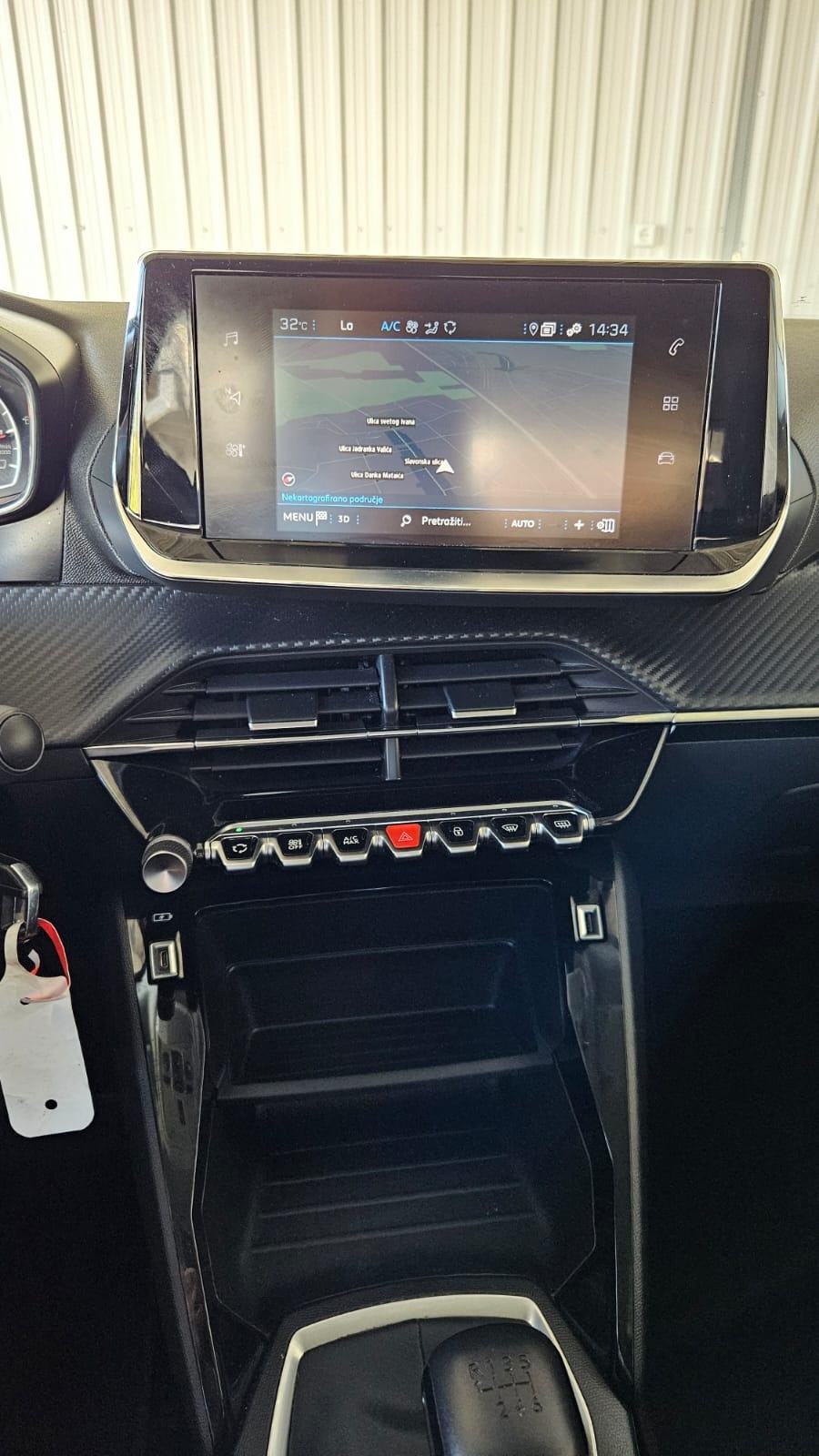 Peugeot 2008 1,2i kamera,navi,veliki servis..Leasing, fotografija 9