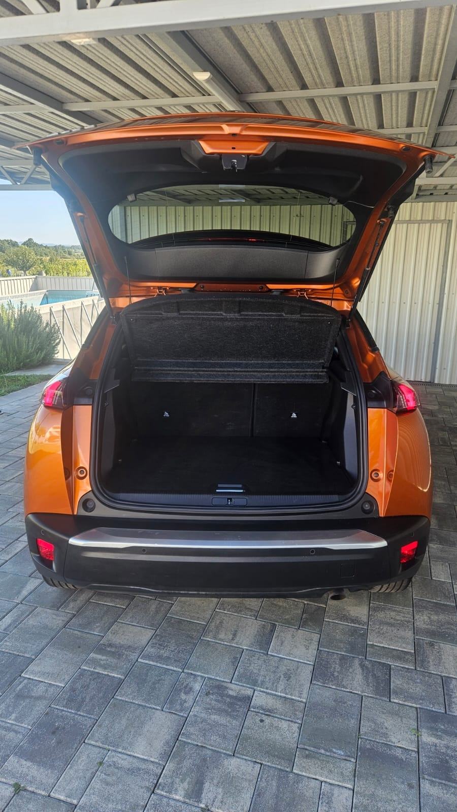 Peugeot 2008 1,2i kamera,navi,veliki servis..Leasing, fotografija 13