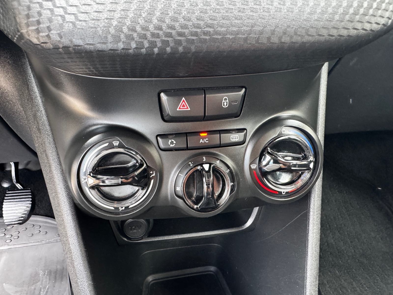 Peugeot 2008 1,4 HDi Hrvatski auto kupac ne plaća prijenos, fotografija 16