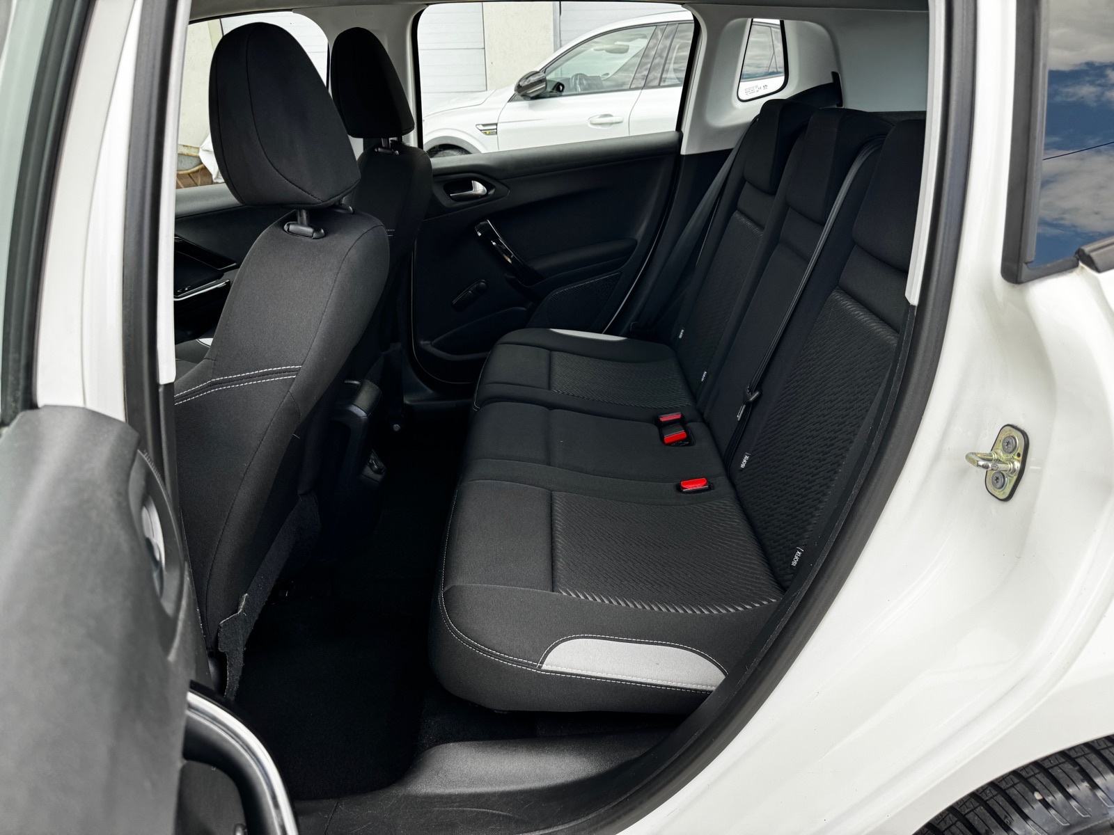 Peugeot 2008 1,4 HDi Hrvatski auto kupac ne plaća prijenos, fotografija 11