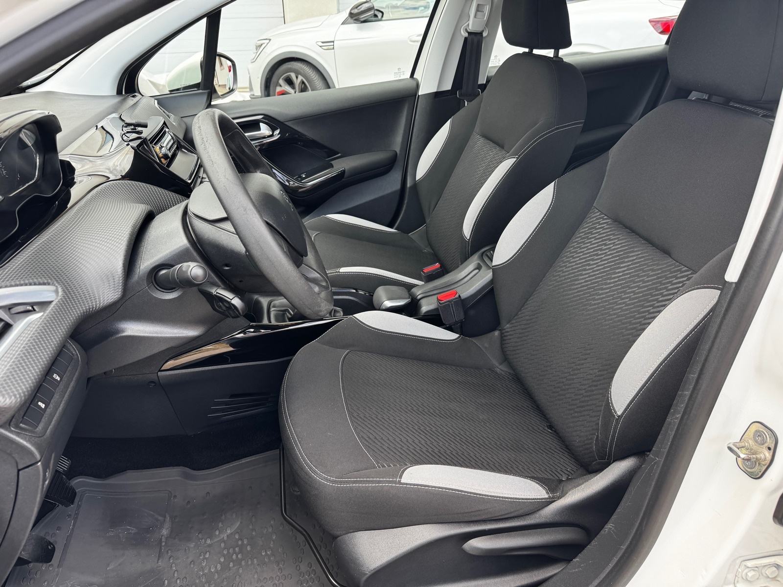 Peugeot 2008 1,4 HDi Hrvatski auto kupac ne plaća prijenos, fotografija 9