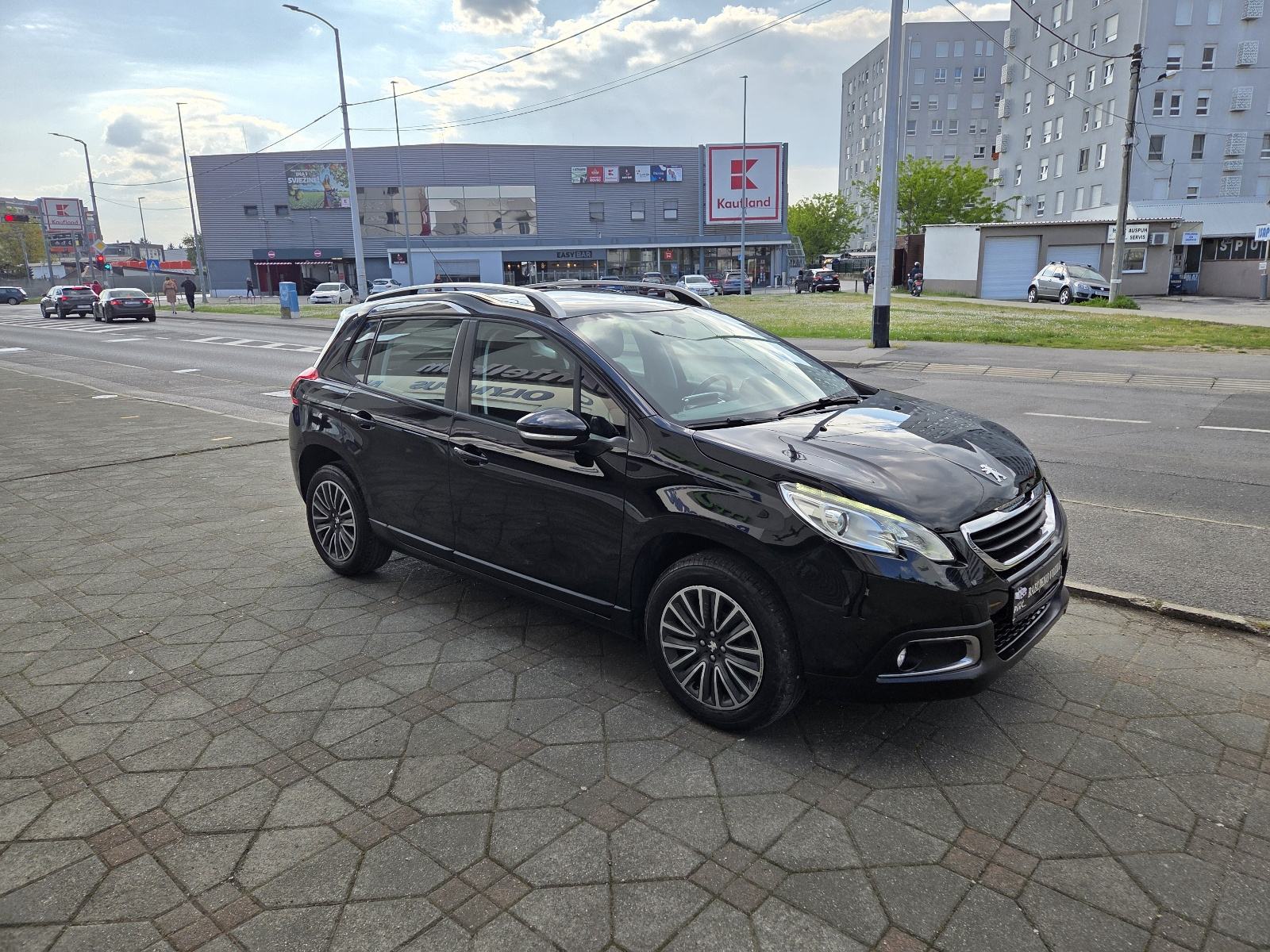 PEUGEOT 2008 1,4 HDi-1 VL-PANORAMSKI KROV-LED SVJETLA-PARKING SENZORI, fotografija 6