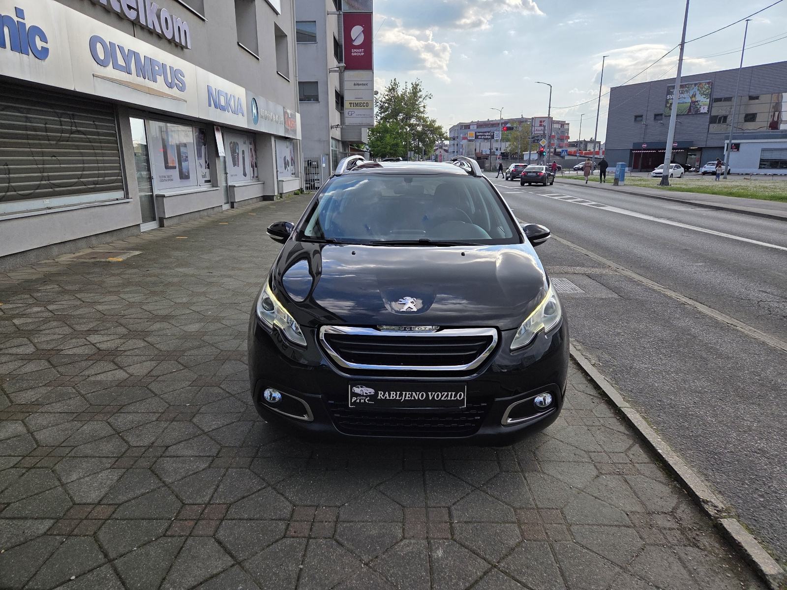 PEUGEOT 2008 1,4 HDi-1 VL-PANORAMSKI KROV-LED SVJETLA-PARKING SENZORI, fotografija 4