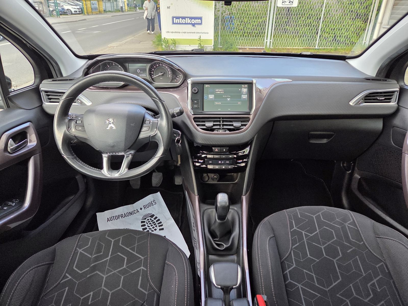PEUGEOT 2008 1,4 HDi-1 VL-PANORAMSKI KROV-LED SVJETLA-PARKING SENZORI, fotografija 15