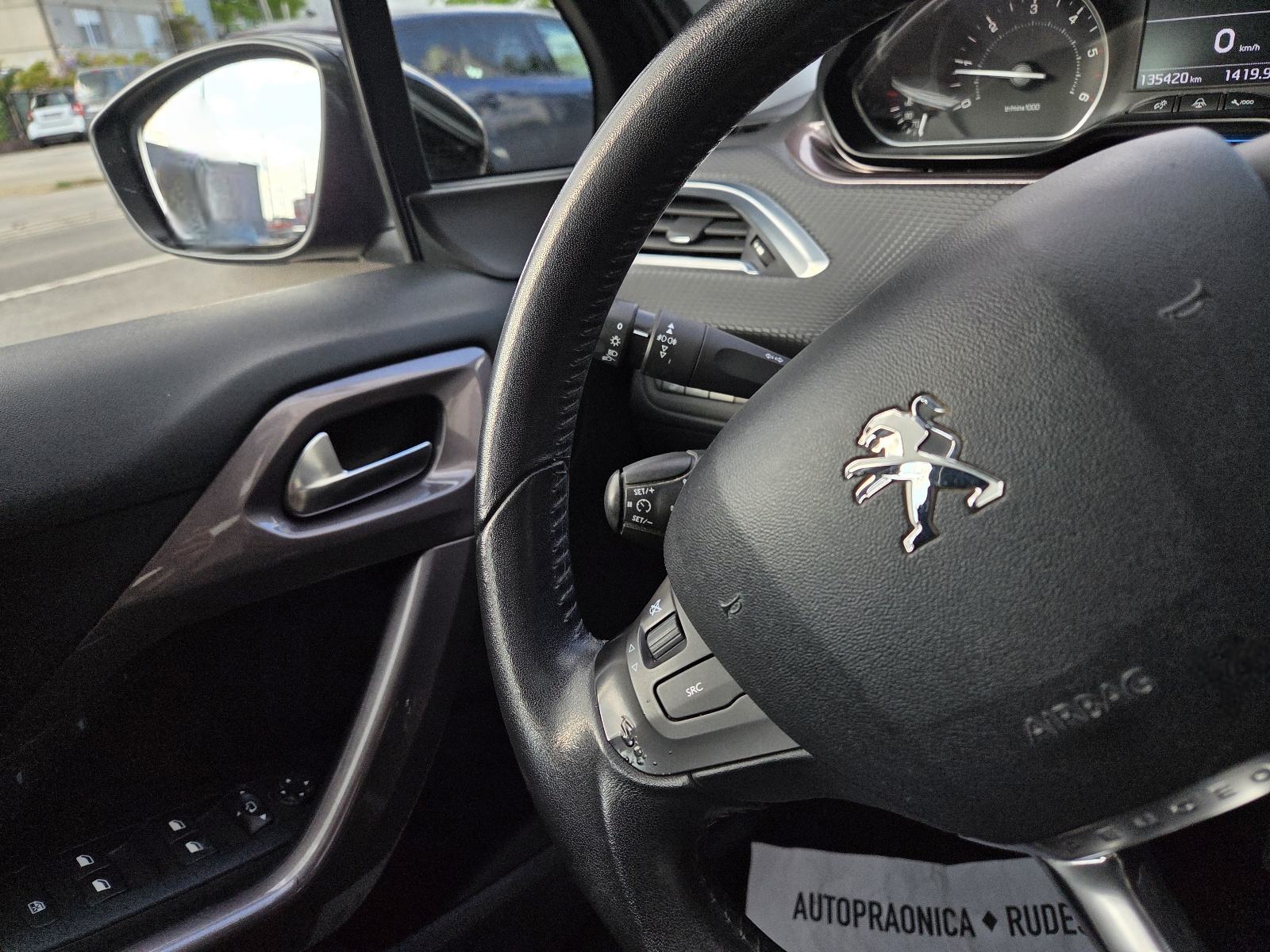 PEUGEOT 2008 1,4 HDi-1 VL-PANORAMSKI KROV-LED SVJETLA-PARKING SENZORI, fotografija 17
