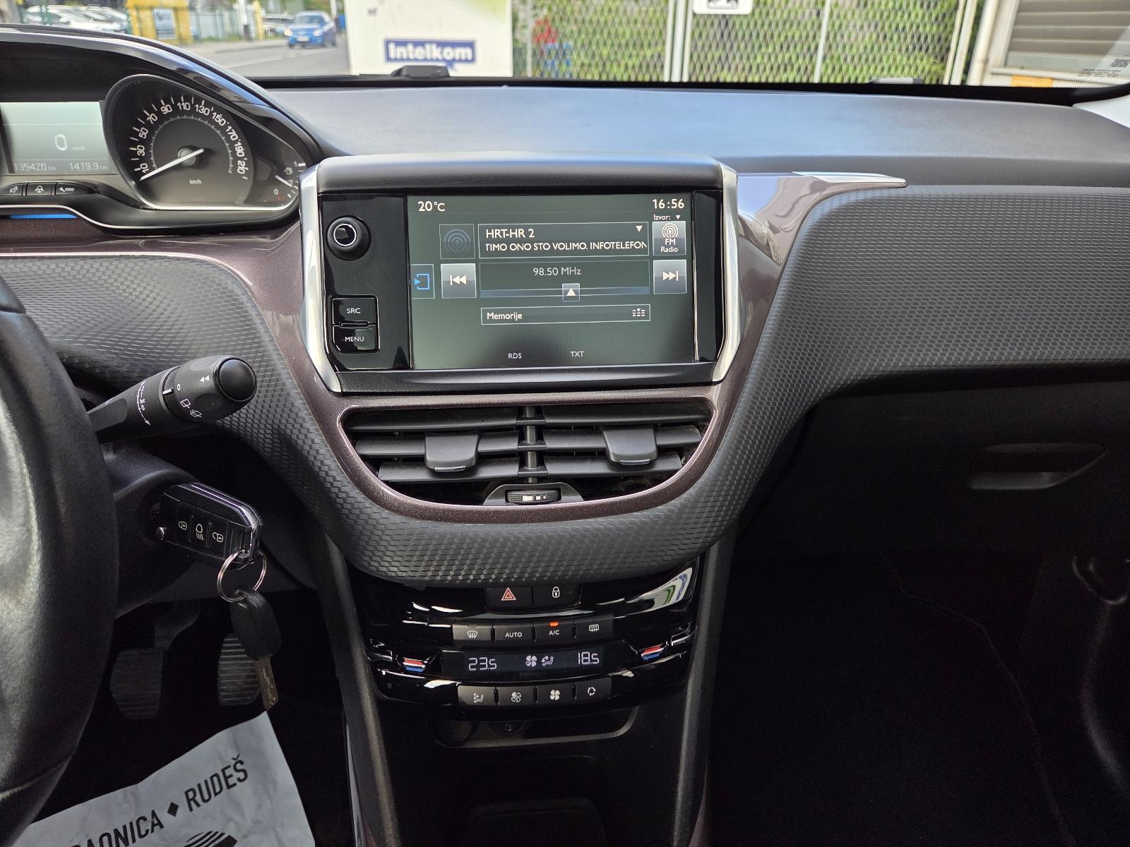 PEUGEOT 2008 1,4 HDi-1 VL-PANORAMSKI KROV-LED SVJETLA-PARKING SENZORI, fotografija 19
