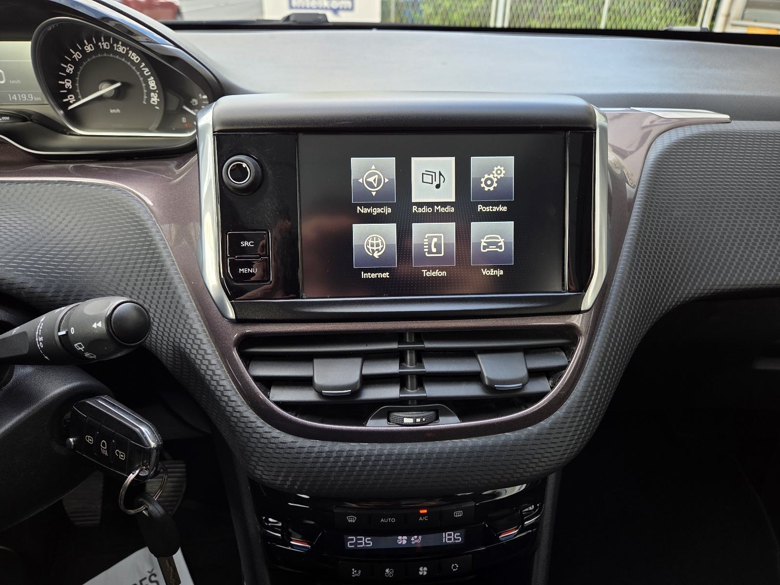 PEUGEOT 2008 1,4 HDi-1 VL-PANORAMSKI KROV-LED SVJETLA-PARKING SENZORI, fotografija 20