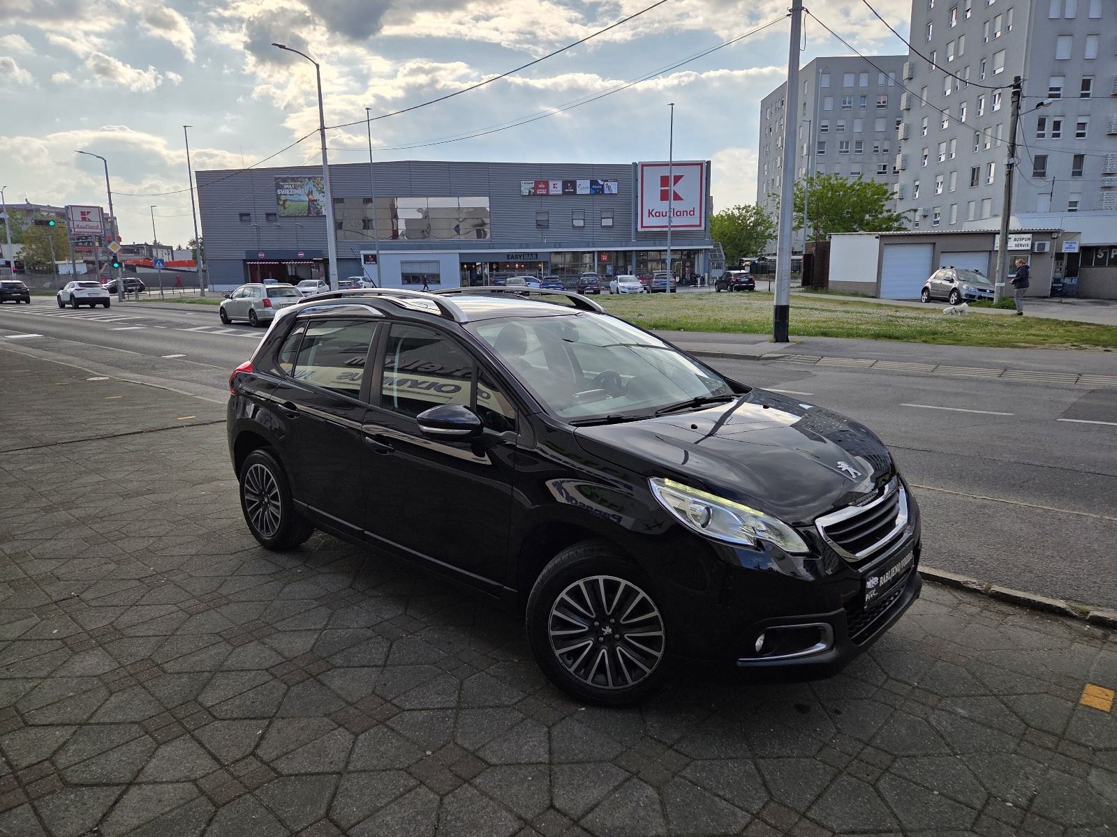 PEUGEOT 2008 1,4 HDi-1 VL-PANORAMSKI KROV-LED SVJETLA-PARKING SENZORI, fotografija 5