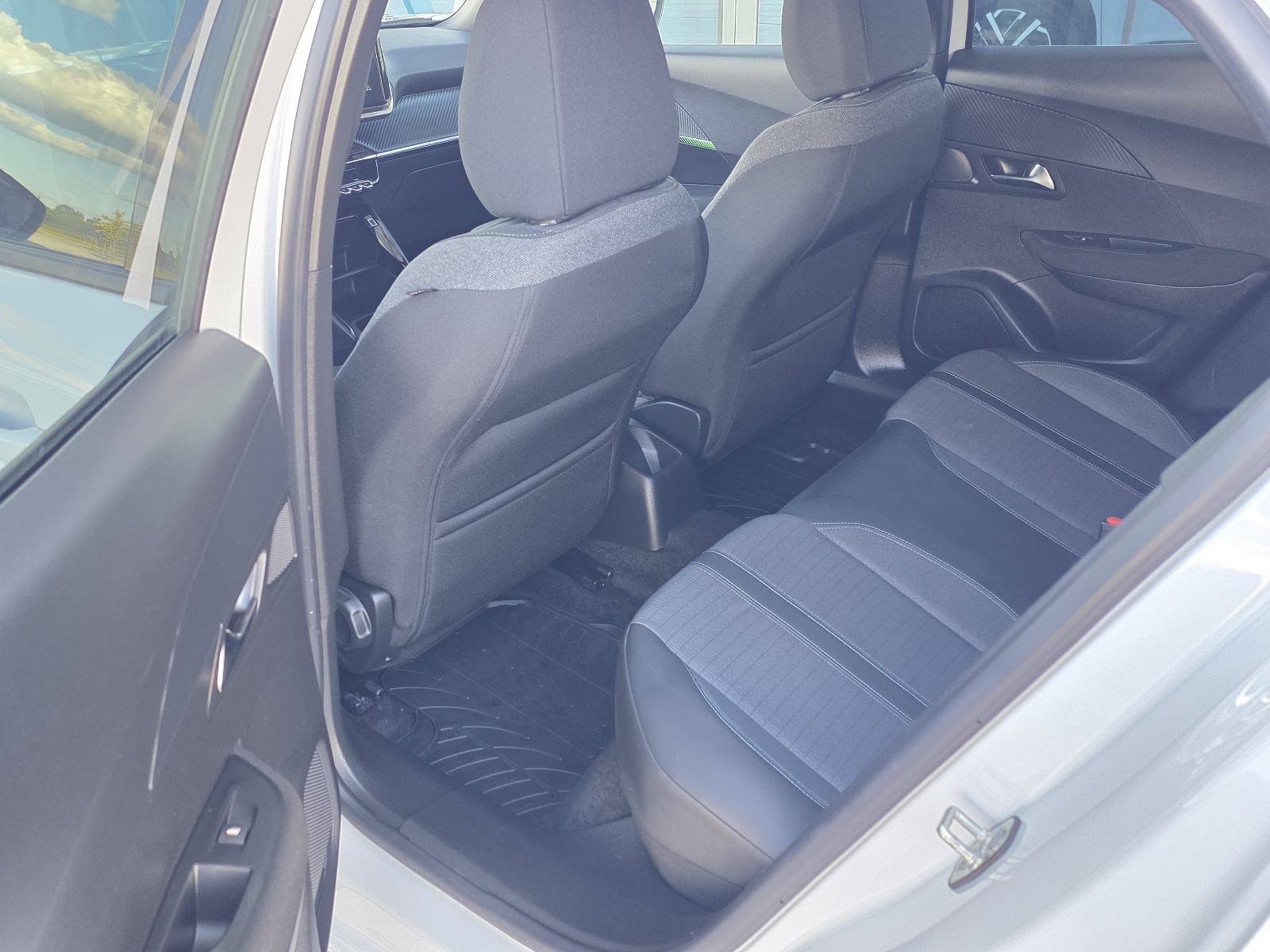 Peugeot 2008 1,5 AUTOMATIK,FUL LED,20 T.K.M,REG.GODINU DANA, fotografija 15