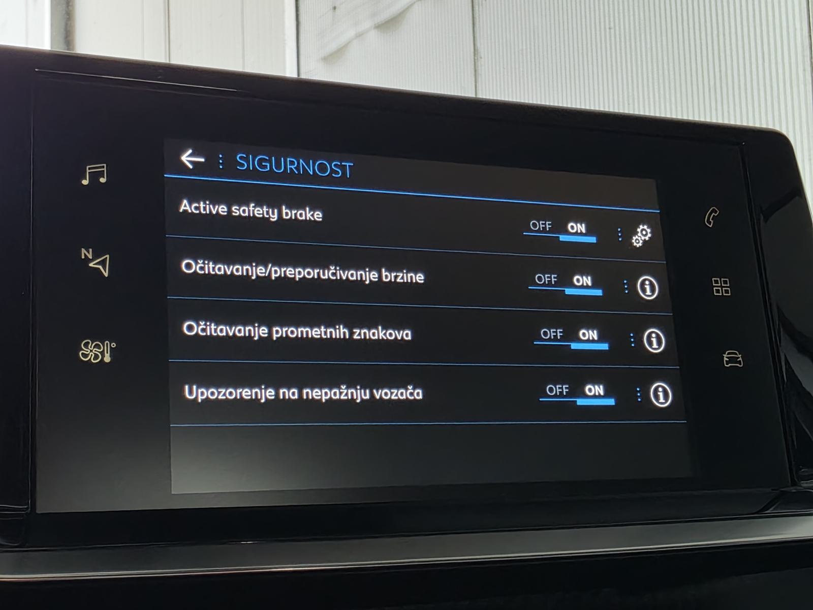 Peugeot 2008 1,5 BlueHDi 110 KS, ALLURE, KEYLESS, ALU 17, CAR VERTICAL, fotografija 16