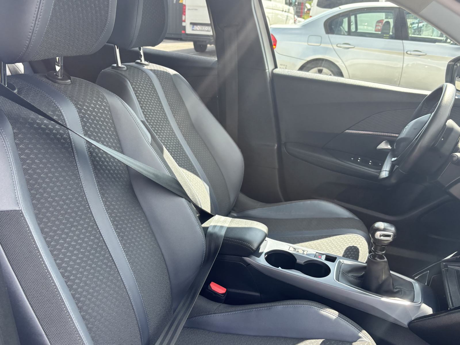 Peugeot 2008 1,5 BlueHDI ALLURE i-cocpit, fotografija 15