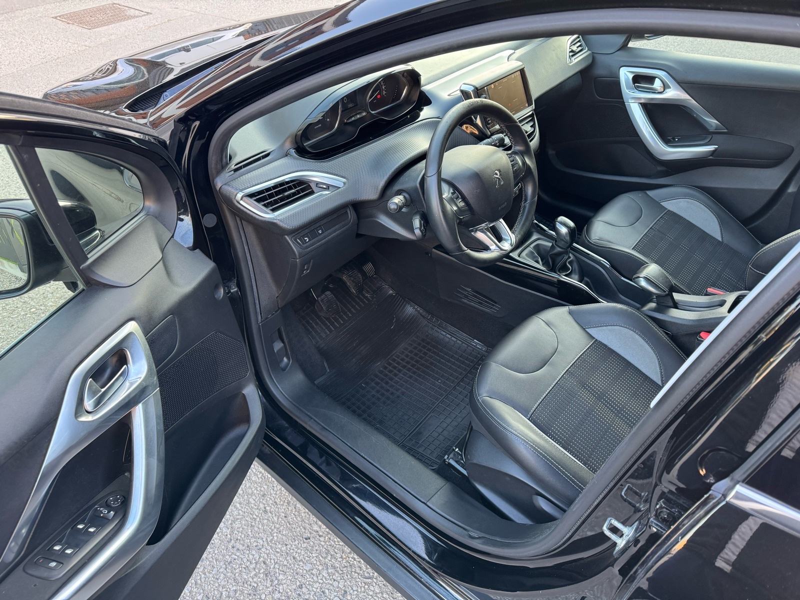 Peugeot 2008 1,5 BlueHDI allure, fotografija 11