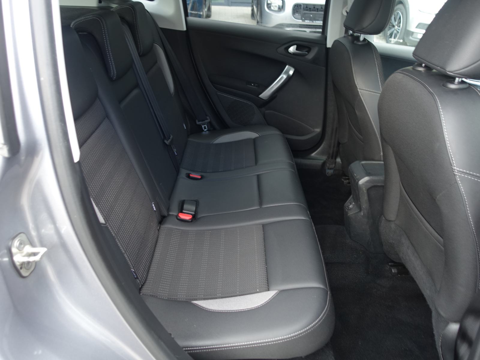 Peugeot 2008 Allure 1,5 HDI 120 EAT6 Automatik /JAMSTVO + REGISTRACIJA, fotografija 12
