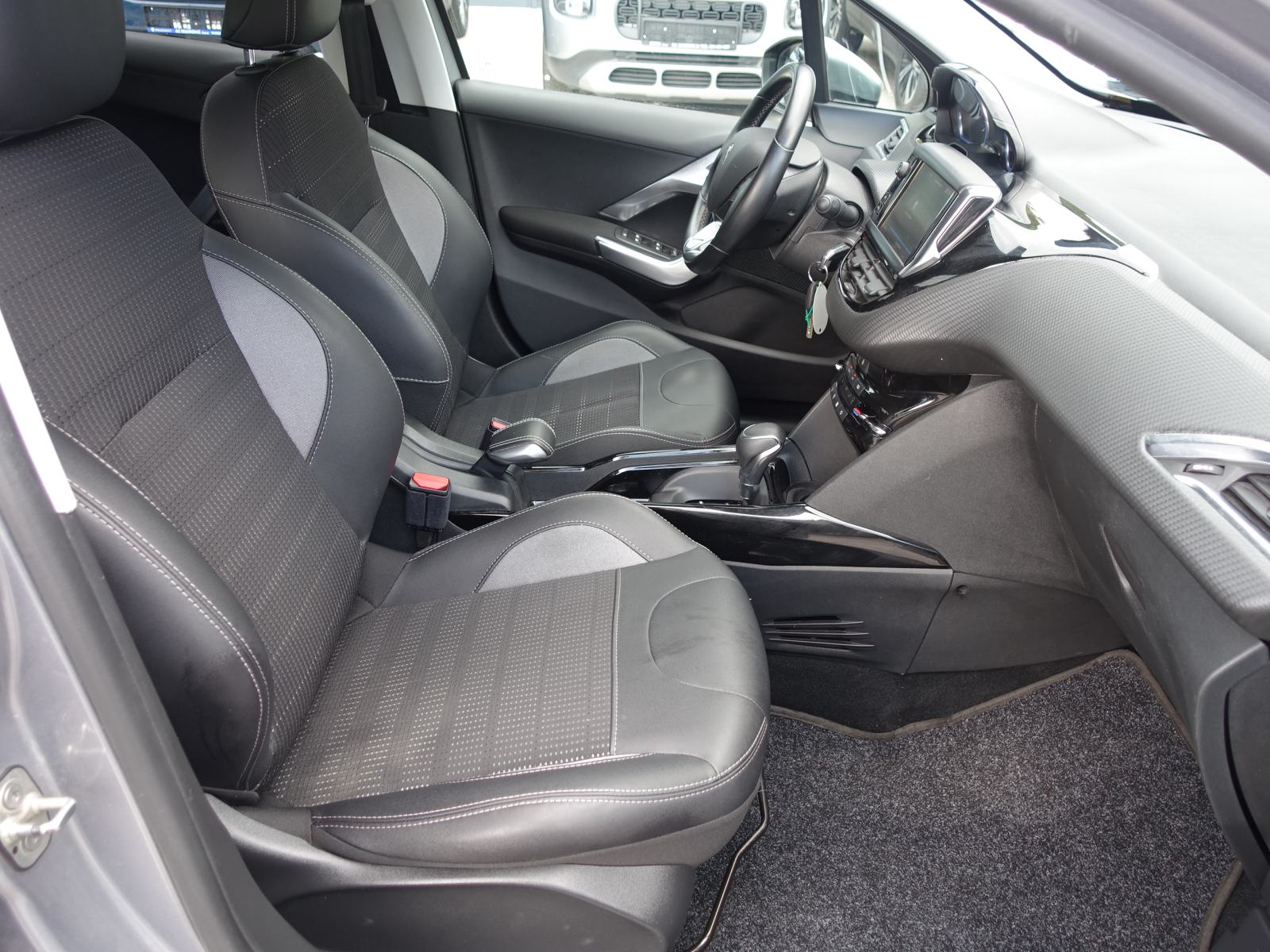Peugeot 2008 Allure 1,5 HDI 120 EAT6 Automatik /JAMSTVO + REGISTRACIJA, fotografija 11